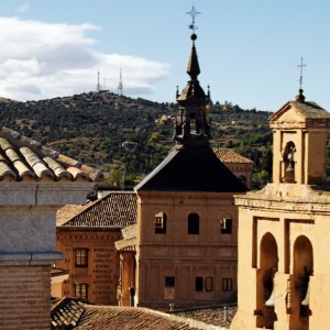 Torreón del Colegio de Doncellas y espadaña de Santo Domingo el Antiguo, vistos desde la torre de Santa Leocadia.
